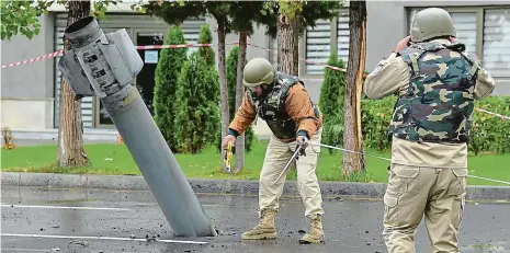  ?? Foto: Reuters ?? Tvrdé boje Nevybuchlá raketa poblíž vodní elektrárny ve městě Mingachevi­r v Ázerbájdžá­nu, údajně vystřelená arménskými silami.