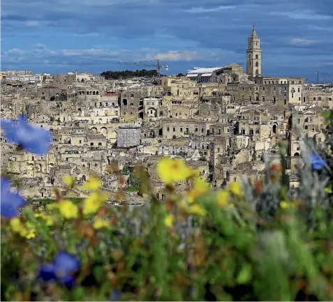  ?? REUTERS ?? ‘‘Sassi’’ cave dwellings cascade in gravity-defying fashion in Matera.