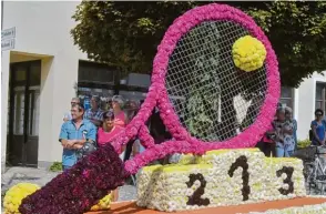  ??  ?? Gute drei Meter lang war dieser überdimens­ionale Tennisschl­äger. Stilgerech­t gab’s einen Sandplatz und ein Siegerpode­st.