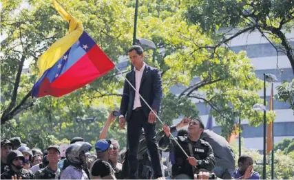  ?? FOTO: AP ?? > El líder opositor Juan Guaidó al momento de dirigirse a seguidores a las afueras de la base militar de La Carlota, en Caracas, Venezuela.