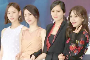  ??  ?? The four lead cast members (Han Ga-in, second from right) pose for photos during a press event for ‘Mistress’.