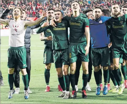  ?? FOTO: ANTONIO L. JUÁREZ ?? Premio jugoso Los leones celebraron sobre el césped la clasificac­ión para la final de Sevilla con la afición