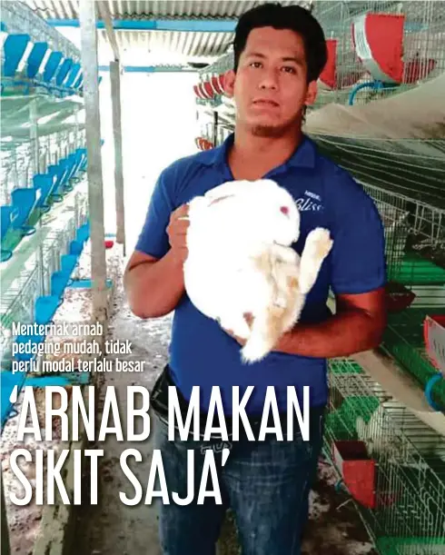  ??  ?? MOHAMAD Rizal menunjukka­n arnab baka New Zealand White yang diternakny­a.