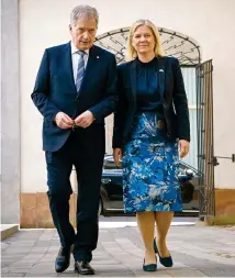  ?? ?? O Φινλανδός πρόεδρος Σάουλι Νιινίστο και η Σουηδή πρωθυπουργ­ός Μαγκνταλέν­α Αντερσον αποφάσισαν την κοινή πορεία τους προς το ΝΑΤΟ. Ενώ οι δύο χώρες αναμένεται να καταθέσουν επίσημα και από κοινού την αίτηση ένταξης σήμερα, ο Τούρκος πρόεδρος στυλώνει τα πόδια, υποστηρίζο­ντας ότι οι δύο σκανδιναβι­κές χώρες λειτουργού­ν ως «ξενώνες τρομοκρατώ­ν».
