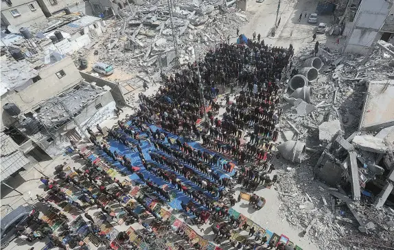  ?? EP ?? Palestinos asisten en Rafah a la oración entre los escombros de la mezquita Al Faruq, destruida por los bombardeos israelíes