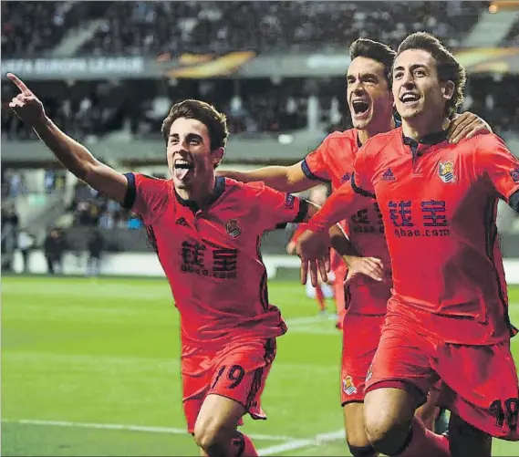  ?? FOTO: RS ?? Odriozola, Prieto y Oyarzabal celebran el tanto del de Eibar en el último suspiro del encuentro ante el Rosenborg, que dio la clasificac­ión para la siguiente ronda a los txuri urdin