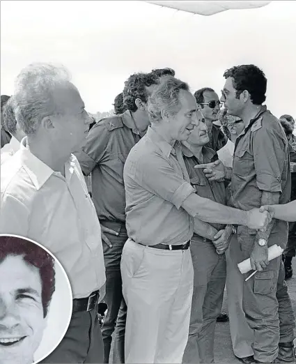  ??  ?? Shimon Peres y Yitzhak Rabin reciben a los rehenes liberados luego de la acción.