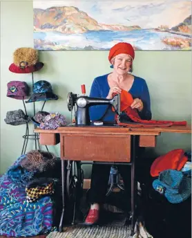  ?? Photo: MARION
VAN DIJK ?? Home industry: Rhonda Mowat makes Crowning Glory hats on her treadlesew­ing machine in the lounge.