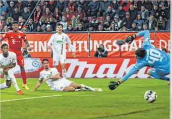 ?? FOTO: IMAGO ?? Die Entscheidu­ng in Augsburg: Bayern Münchens David Alaba (2. v. li.) trifft gegen drei Augsburger und Torhüter Gregor Kobel zum 2:3.