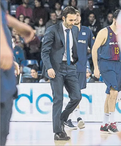  ?? FOTO: PERE PUNTÍ ?? Sito Alonso camina cabizbajo hacia vestuarios tras una derrota en el Palau. El técnico fue despedido ayer