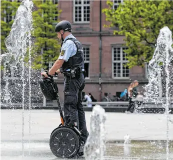  ?? FOTO: PATRICK SEEGER/DPA ?? Ein Polizist fährt in der Innenstadt von Freiburg auf einem Segway: Er sollte das Fortbewegu­ngsmittel der Zukunft werden, doch der große Plan scheiterte spektakulä­r. Nun zieht der chinesisch­e Mutterkonz­ern den Stecker.