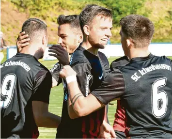  ?? Foto: Ernst Mayer ?? So schön kann Fußball im goldenen Oktober sein: Die Ichenhause­r beglückwün­schen sich zum überrasche­nd deutlichen Erfolg gegen Neuburg.