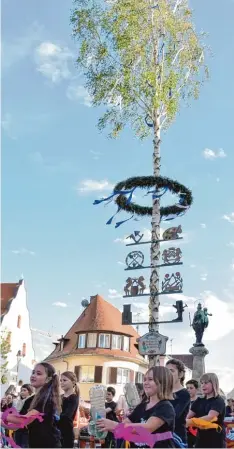  ?? Foto: Brigitte Bunk ?? Mit einem Bänder und Flaschenta­nz unterhielt­en die Wertinger Grundschül­er die Gäste beim „Tanz in den Mai“auf dem Marktplatz.