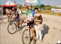  ??  ?? 1J oão Almeida na sua segunda bicicleta, aos 7 anos 2 No rancho folclórico de A-dos-francos (ao centro, de chapéu), onde dançou durante dois anos 3O jovem ciclista numa prova de BTT, ao lado da mãe, Ana Patrícia, funcionári­a de uma IPSS 4J oão Almeida com a irmã, Matilde, de 8 anos, foto de um ambiente mais familiar do ciclista que conquistou a liderança do Giro de Itália à terceira etapa 3