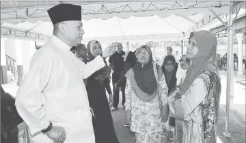  ??  ?? Nazri in discussion with single mothers. — Bernama photo