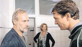  ?? FOTO: WDR ?? Brix (Wolfram Koch, l.) und Janneke (Margarita Broich) sind sich einig: Das IT-Genie Nils Engels (Jan Krauter) mag Tierquäler­ei als „Sachbeschä­digung“verstehen – ein Mörder aber ist er nicht. So gern das dessen Nachbarn auch hätten.