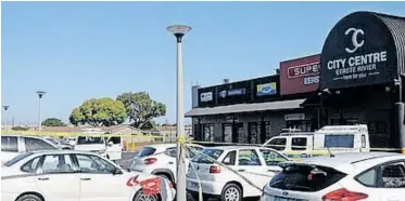  ?? African News Agency (ANA) ?? A SHOPPING centre in Eerste Rivier was closed after an attempted robbery at a post office. | AYANDA NDAMANE