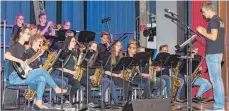  ?? FOTO: STEFFEN BÖER ?? Die Bigband „tutti funk“des IKG unter der Leitung von Tristan Kaltenbach spielte in der Aula auf.