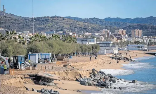  ?? ALBERT GARCIA ?? Una ducha caída ayer en la playa de la estación de Badalona, castigada por el temporal.