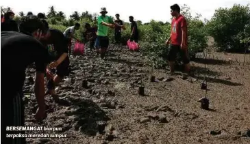  ??  ?? BERSEMANGA­T biarpun terpaksa meredah lumpur.