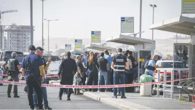  ?? Yesterday. (Dudu Greenspan/Flash90 ?? POLICE WORK at the scene of the stabbing attack in Beersheba