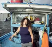  ??  ?? Pescatrice Cristina Pinto, detta Nikita, fa la pescatrice