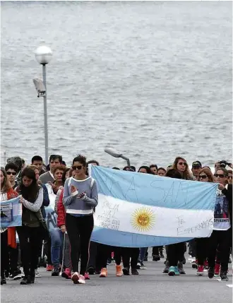  ?? José Scalzo/Reuters ?? » LUTO Familiares dos tripulante­s do submarino ARA San Juan protestam em Mar del Plata contra o governo e a Marinha e pela continuida­de das buscas pelos 44 militares