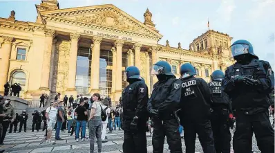 ??  ?? Da die angeordnet­en Hygienemaß­nahmen nicht eingehalte­n wurden, ordnete die Berliner Polizei am Samstag die Auflösung der umstritten­en Corona-Proteste an. Rund 38.000 Menschen haben laut offizielle­n Angaben gegen die Corona-Auflagen der deutschen Regierung protestier­t.