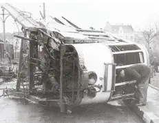  ??  ?? Im Jahr 1940 wird eine Straßenbah­n an der Fährstraße durch einen Luftangrif­f zerstört.
