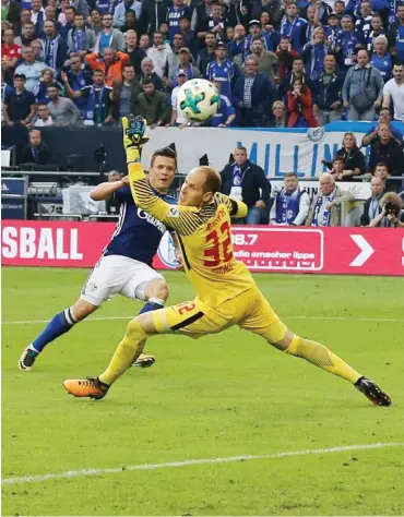  ?? Foto: imago/Team 2 ?? Jewhen Konopljank­a (l.) überwindet Leipzigs Torhüter Péter Gulácsi und erzielt das 2:0.