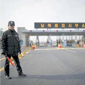  ?? REUTERS ?? Guardia. Un miembro de seguridad sudcoreano, en la frontera.