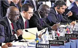  ?? MANDEL NGAN/AFP ?? Pressão. Chanceler venezuelan­o Jorge Arreaza (segundo à esquerda)
