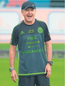  ??  ?? ENTRENADOR. Juan Carlos Osorio recibió muchas críticas por la derrota contra Honduras.