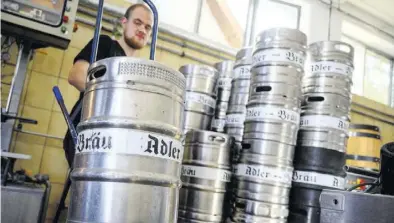  ?? Dpa-BILD: Gollnow ?? Immer mehr Fassbier (im Bild die Brauerei Adler-Bräu im baden-württember­gischen Wiernsheim) kommt an die Grenze des Haltbarkei­tsdatums.