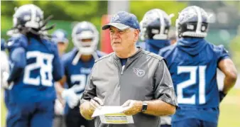  ?? AP PHOTO BY MARK HUMPHREY ?? Defensive coordinato­r Dean Pees watches players during an organized team activity at the Tennessee Titans’ NFL football training facility Wednesday in Nashville. The Titans turned from one veteran defensive coordinato­r in Dick LeBeau to another in Pees...