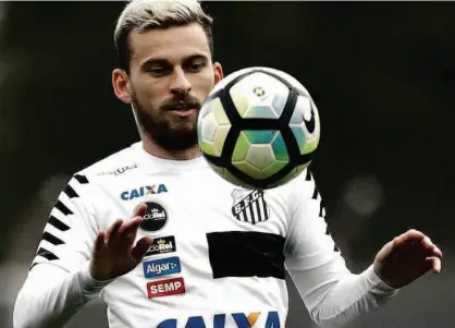  ?? Ivan Storti - 29.set.17/SantosFC ?? O meia Lucas Lima, do Santos, está na mira do Palmeiras e gostou bastante da proposta que recebeu; caso o jogador permaneça no futebol brasileiro, ele deve assinar um contrato de cinco anos com o Verdão