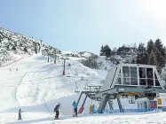  ??  ?? Sulle piste Sciatori sulla neve lo scorso anno:gli impianti per ora restano chiusi