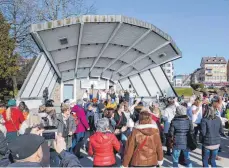  ?? ARCHIVFOTO: STADT FRIEDRICHS­HAFEN ?? Mit der Tanzaktion „One Billion Rising“möchten Frauen und Männer gegen Gewalt an Frauen protestier­en.