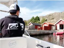  ?? ?? Med båt är det fem minuter från sjöboden till Strandverk­et.