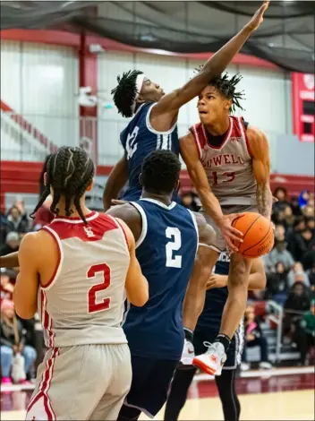  ?? JAMES THOMAS PHOTO ?? Lowell’s Tzar Powell-aparicio makes an aggressive move to the basket against Lawrence’s Francisco Santanna. Lowell was a 68-54 winner in the regular-season game.