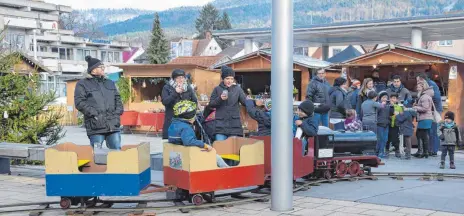  ?? FOTO: BIANKA ROITH ?? Die kleine Eisenbahn lockt die kleinen Besucher.