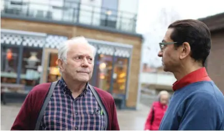  ?? FOTO: LOTTEN ENGBOM ?? MENTOR. Lennart Lyngå agerar mentor för Ayman Naddaf som nyligen börjat på SFI och får hjälp av Lennart att ta ett svenskt körkort.