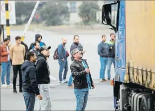  ?? CABALAR / EFE ?? Els treballado­rs van bloquejar ahir la sortida de camions en protesta per la mesura