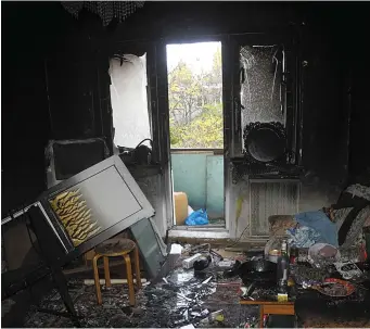  ??  ?? В Гомеле 9 ноября в квартире по улице Павлова возникло возгорание из-за неосторожн­ого обращения с огнем при курении. Хозяина жилья спасли