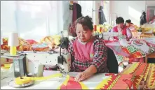  ?? ZHAO FENG / FOR CHINA DAILY ?? Workers make dragon-themed kites in a factory in Wangjiazhu­angzi village in Weifang, Shandong.