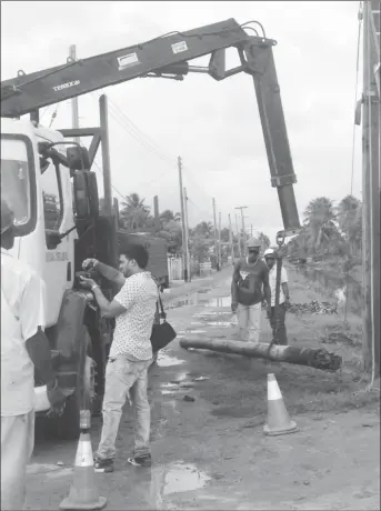  ??  ?? The collapsed pole on the ground