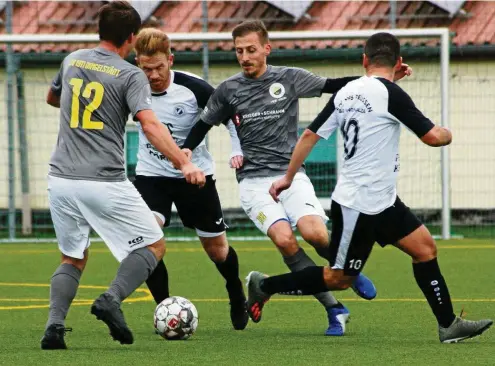  ?? FOTO: KLAUS DREISCHERF ?? Kampf um den Ball: Die Bad Langensalz­aer Akteure Sebastian Früh (2.v.l.) und Ersi Hoxha (rechts) wollen sich gegen die Dingelstäd­ter Johannes Opfermann (l.) und Andreas Tauber (2.v.r.) durchsetze­n.