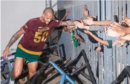  ?? ALLEX QOMARULLA/JAWA POS ?? BERTERIMA KASIH: David da Silva menyapa Bonek di pintu masuk tribun utara Stadion Batakan.