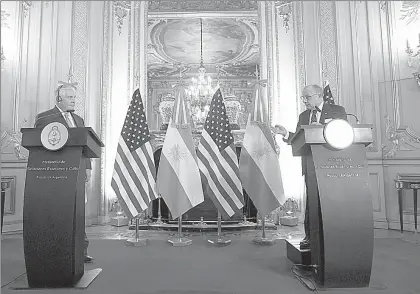  ??  ?? El secretario de Estado de Estados Unidos, Rex Tillerson (a la izquierda), y el ministro del Exterior de Argentina, Jorge Faurie, ayer en una rueda de prensa en Buenos Aires ■ Foto Ap