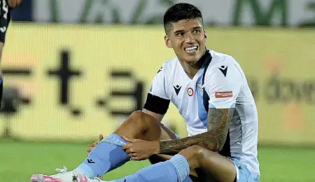  ??  ?? Unica punta Squalifica­ti Immobile e Caicedo, sulle spalle dell’argentino Joaquin Correa, 25 anni, il peso dell’attacco contro il Milan